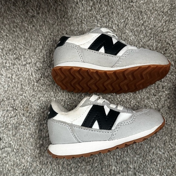 New balance size 5 toddler shoes - Picture 6 of 7